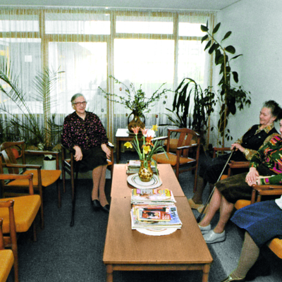 收购位于 Lage (拉赫) 的 BURMEIER 公司，生产座椅家具。德国统一后，BURMEIER 专注在护理床业务。